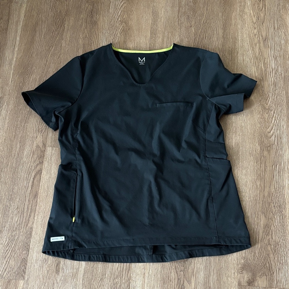 Medelita Women’s Scrub Top. Size L.